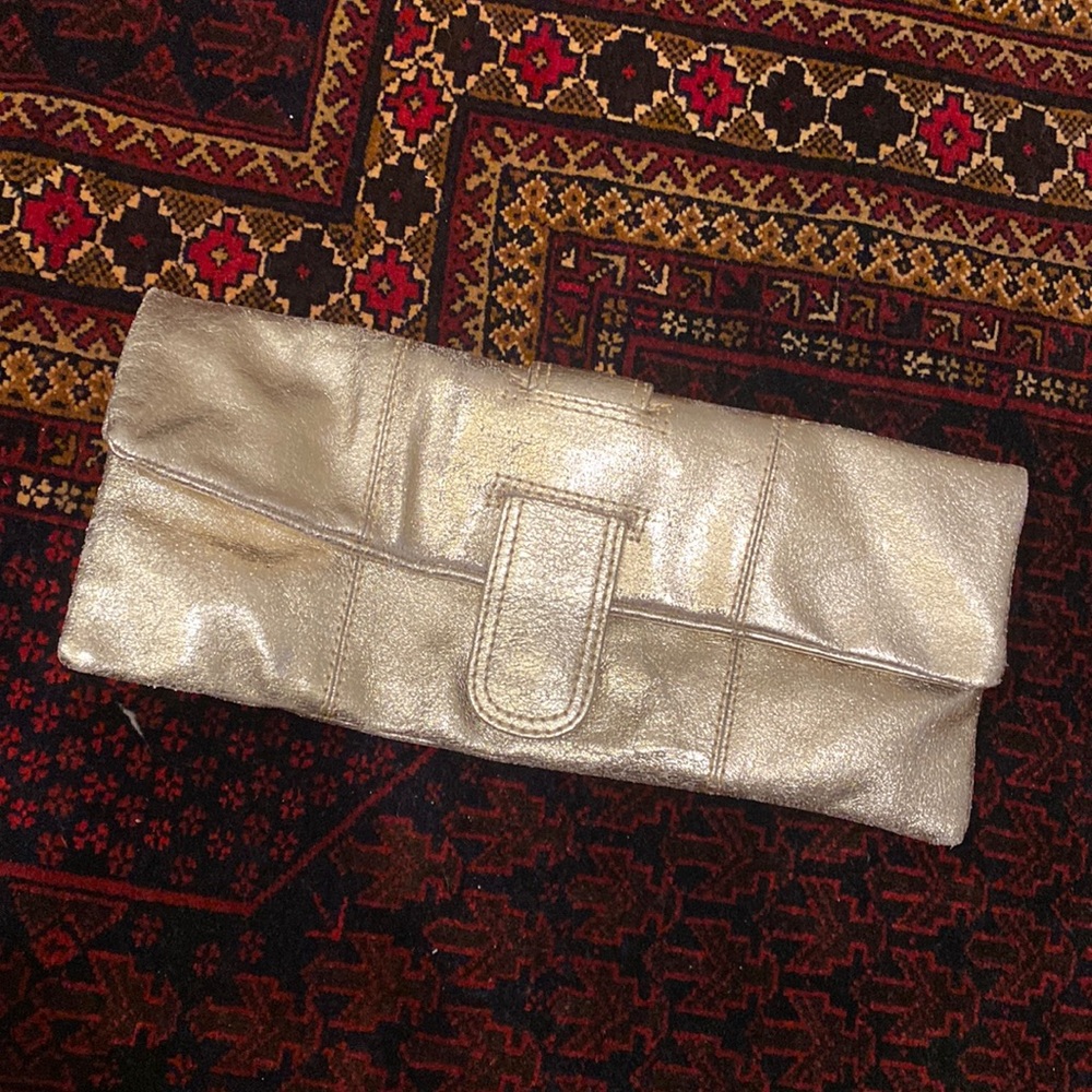 sorpresa gold leather clutch